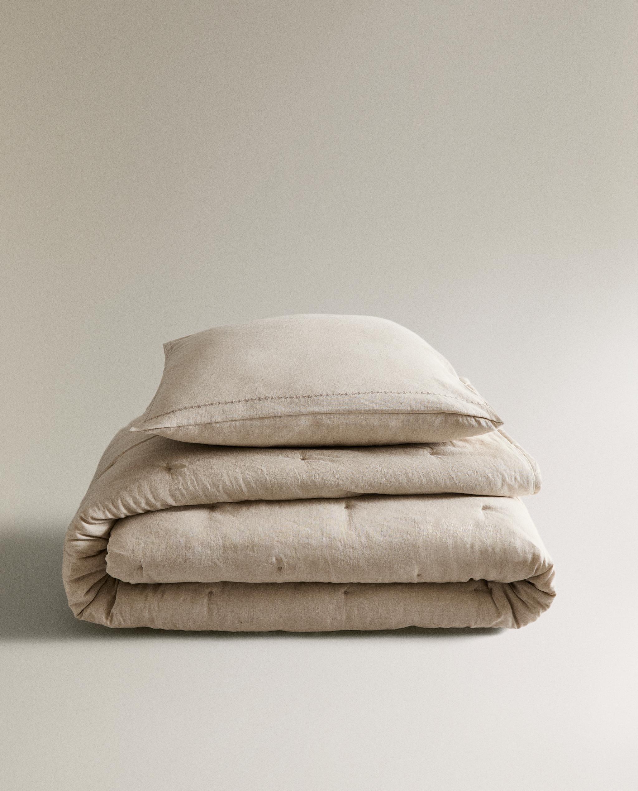 PADDED LINEN QUILTED BEDSPREAD WITH DOTS