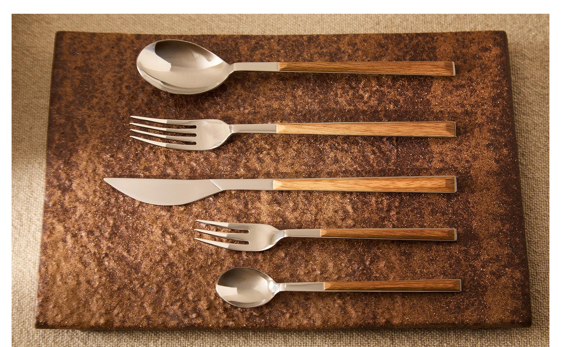 WOOD-EFFECT CUTLERY