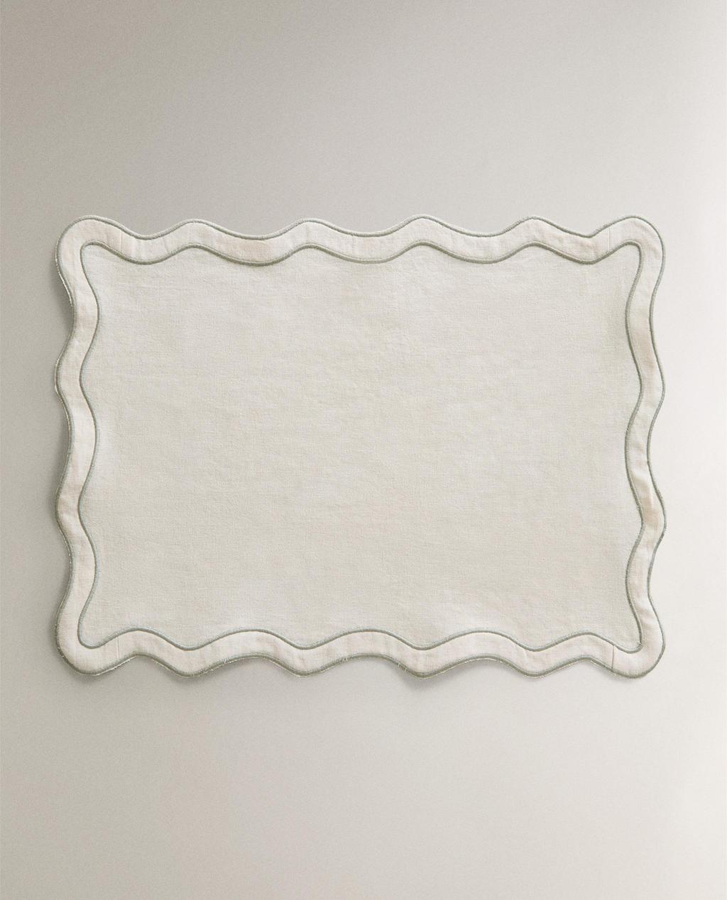 BORDSTABLETT I LINNE MED VÅGFORMAD KANT