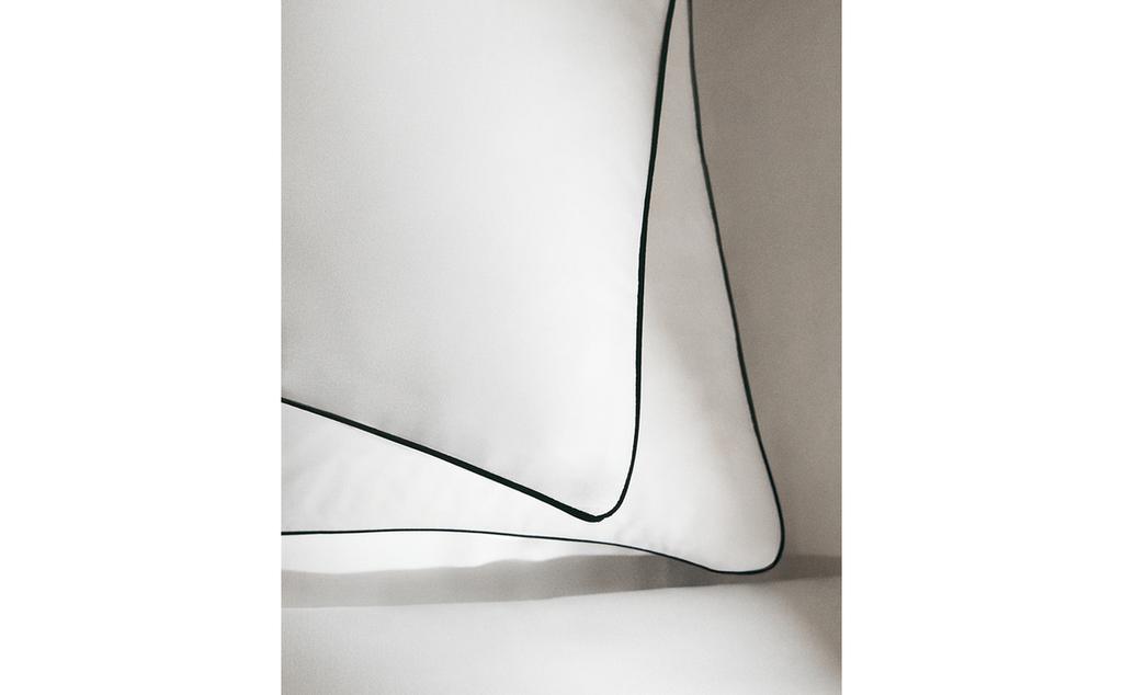 غلاف مخدة ساتان بغرزة أنبوبية