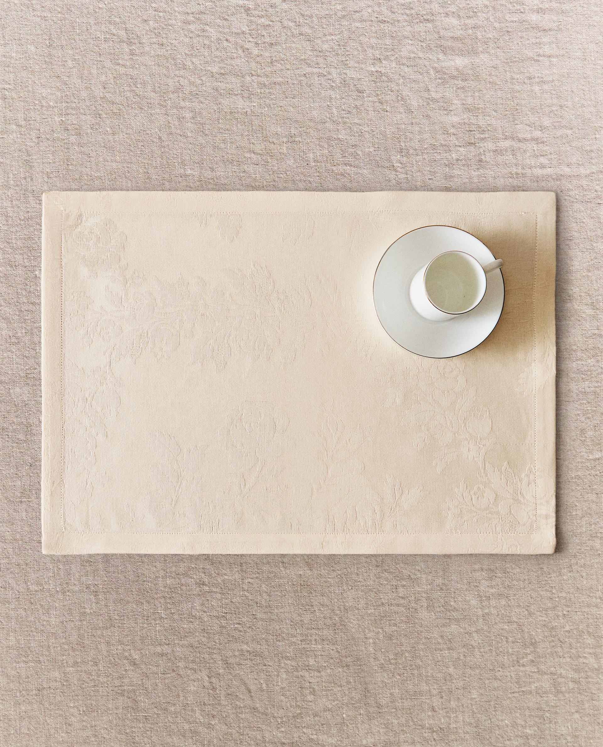 JACQUARD PLACEMAT WITH ROSES JACQUARD PLACEMAT WITH ROSES