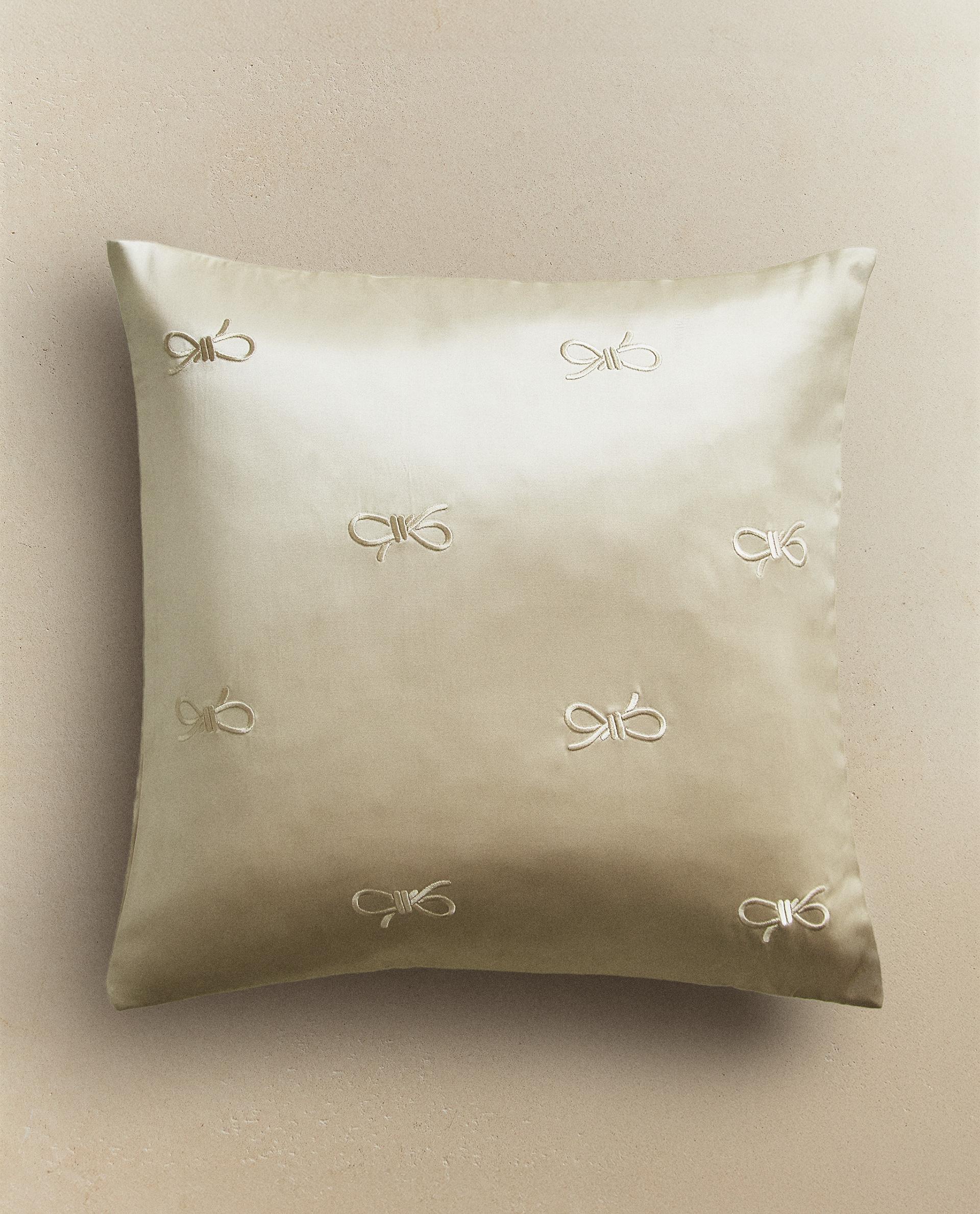 غلاف وسادة ساتان بفيونكات غلاف وسادة ساتان بفيونكات