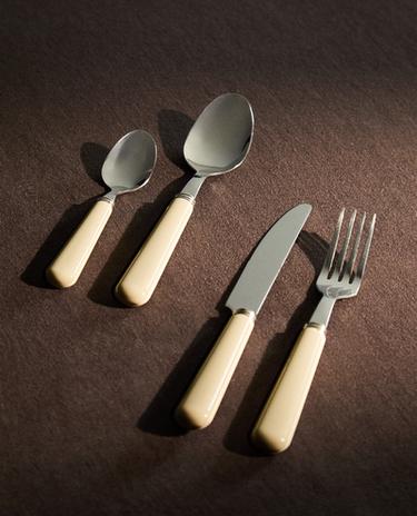 4-PIECE FLATWARE SET WITH CREAM HANDLE