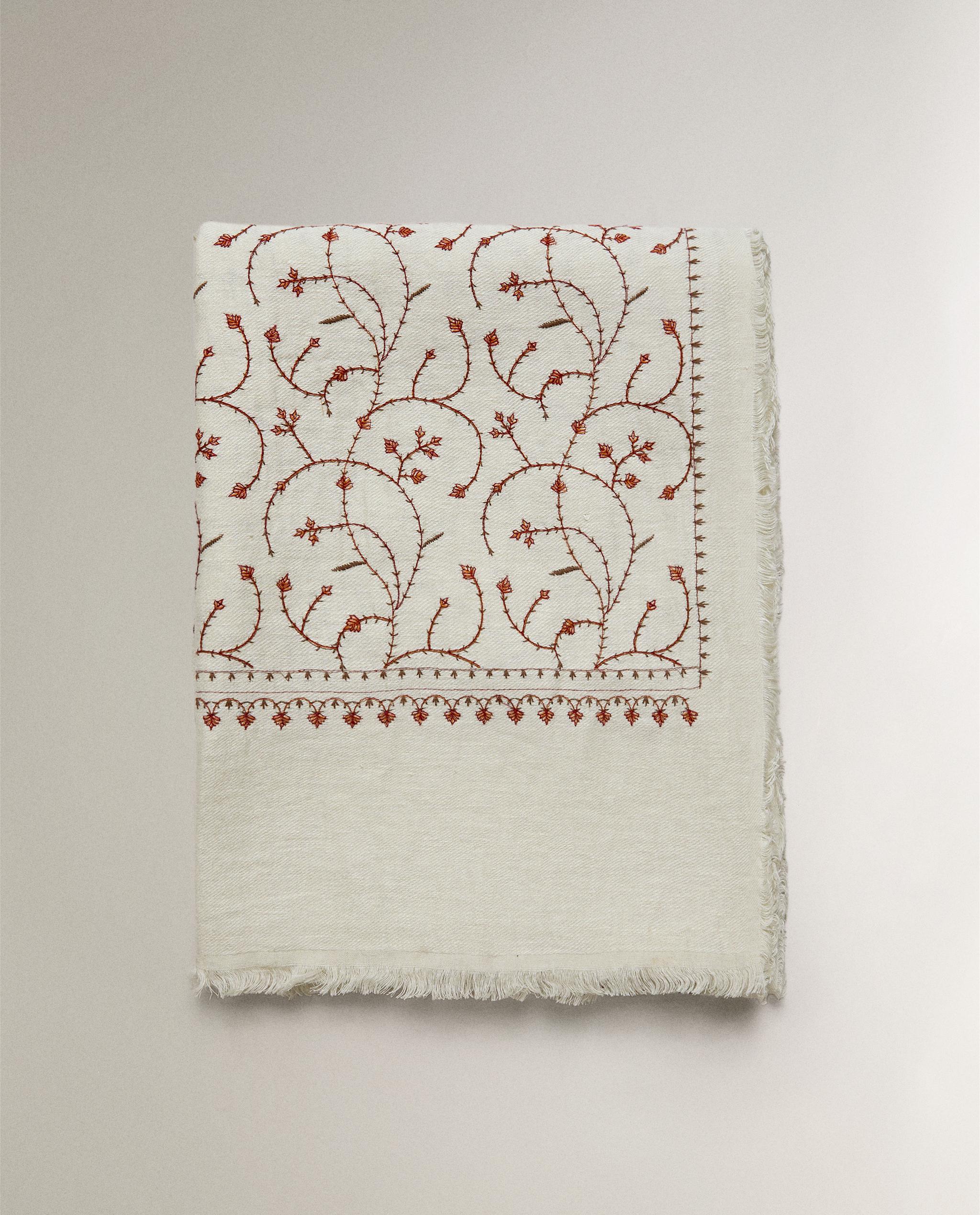 EMBROIDERED LINEN THROW product thumbnail 6