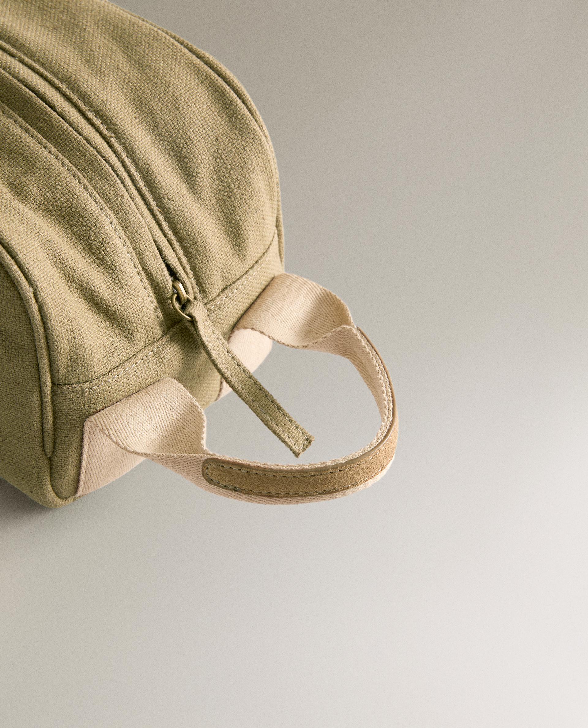 MINIMALIST TOILETRY BAG WITH LEATHER DETAIL