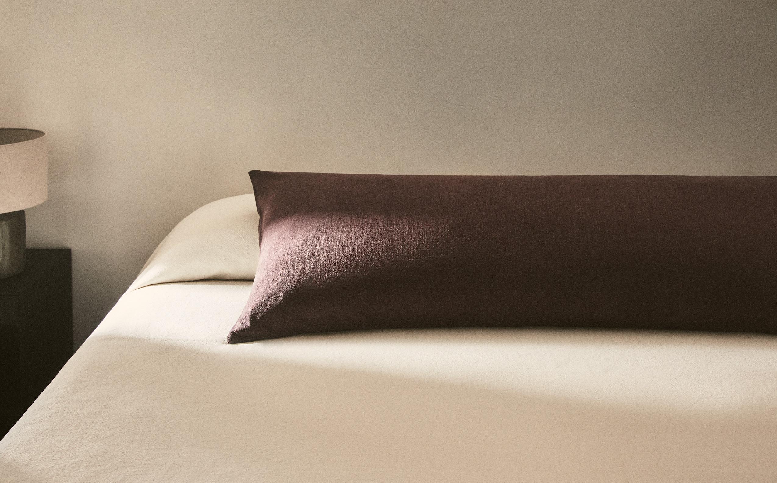 ベッドルームにふさわしいクッションカバー | Zara Home 日本