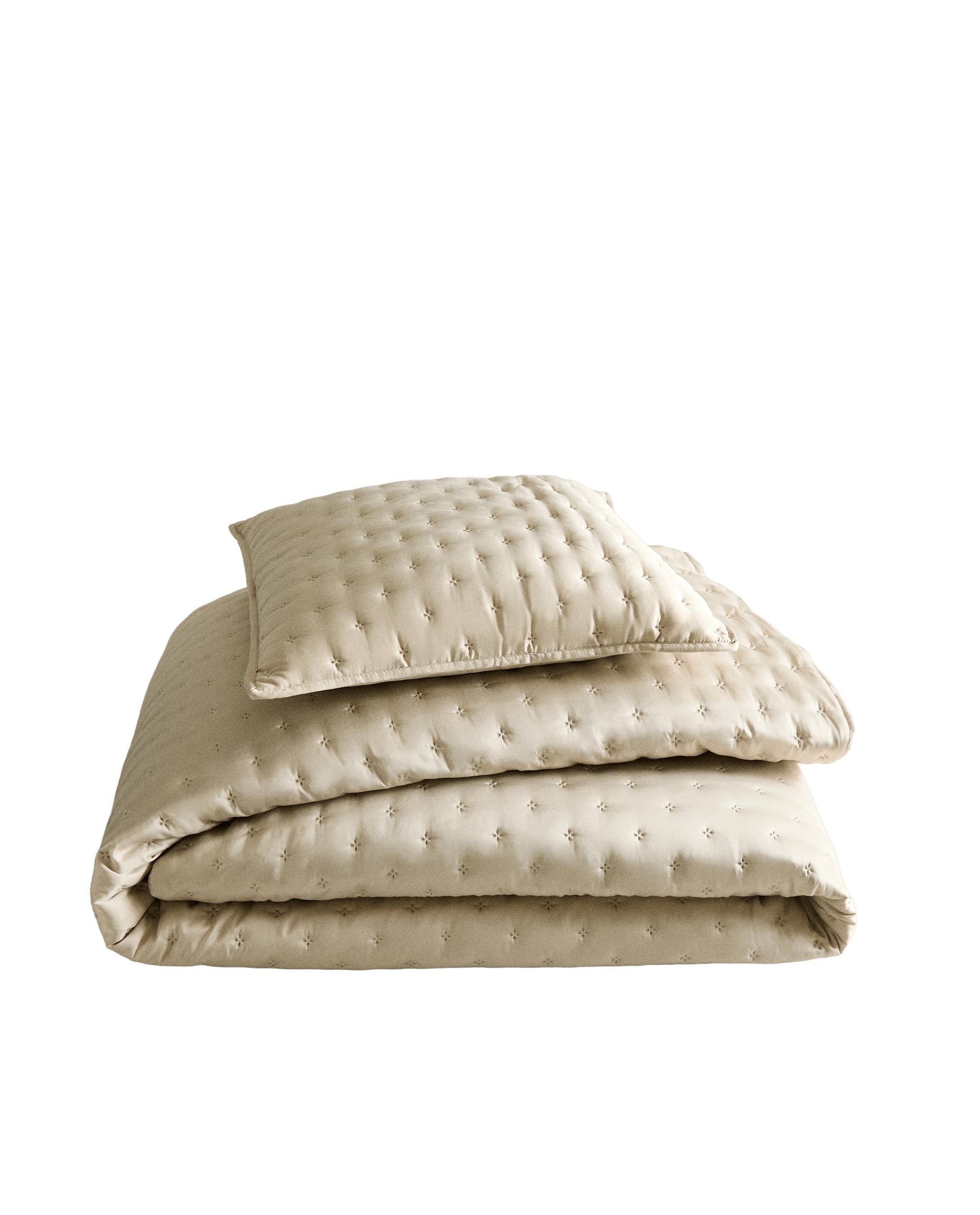 PLAIN QUILTED BEDSPREAD WITH KNOTS product thumbnail 4