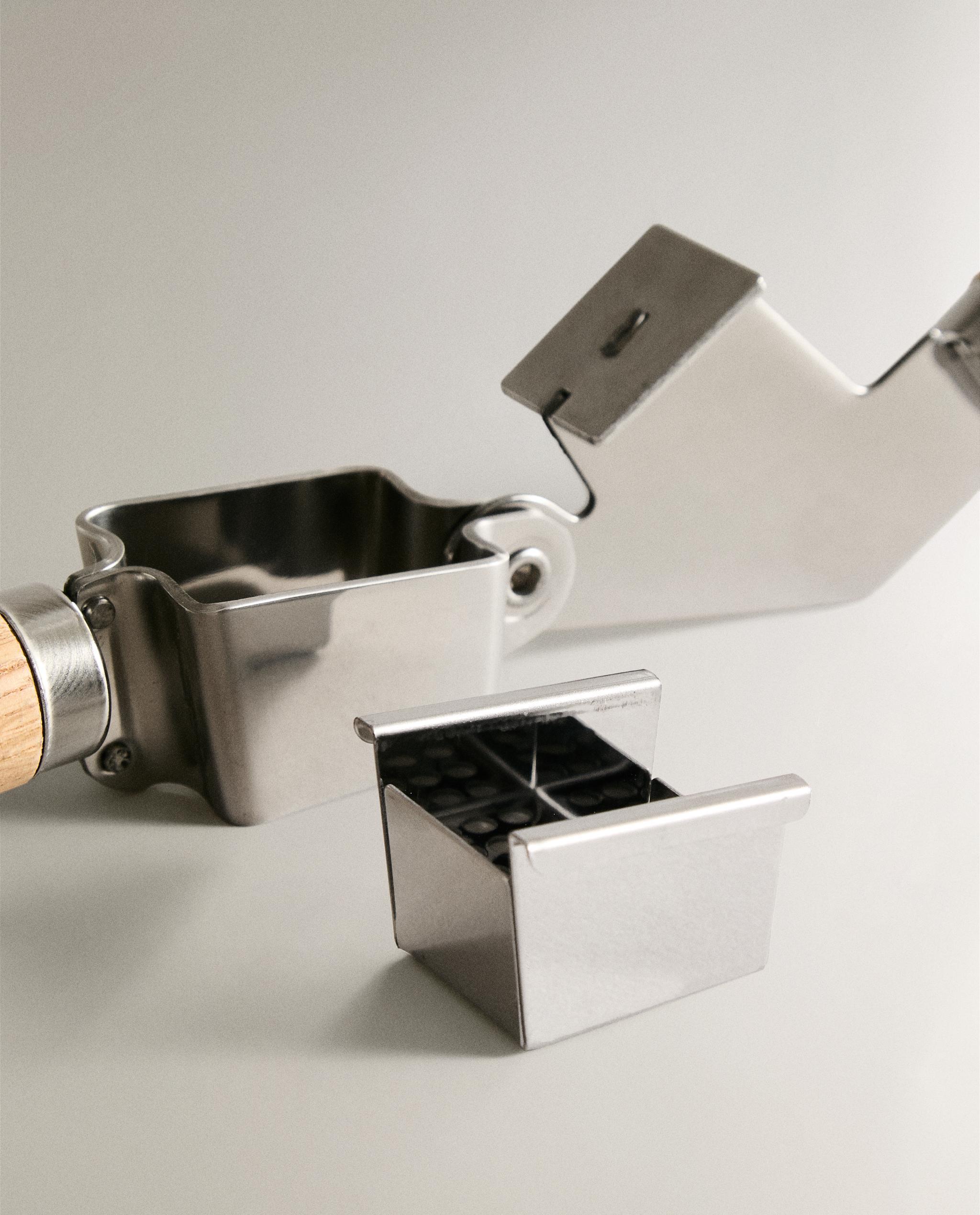 OAK MANUAL GARLIC PRESS product thumbnail 4