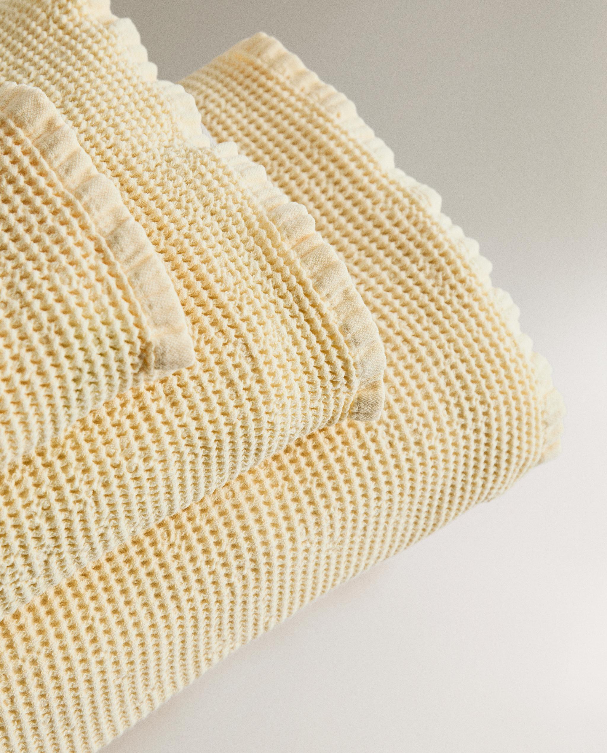 TEXTURED WAFFLE-KNIT BATH TOWEL product thumbnail 2