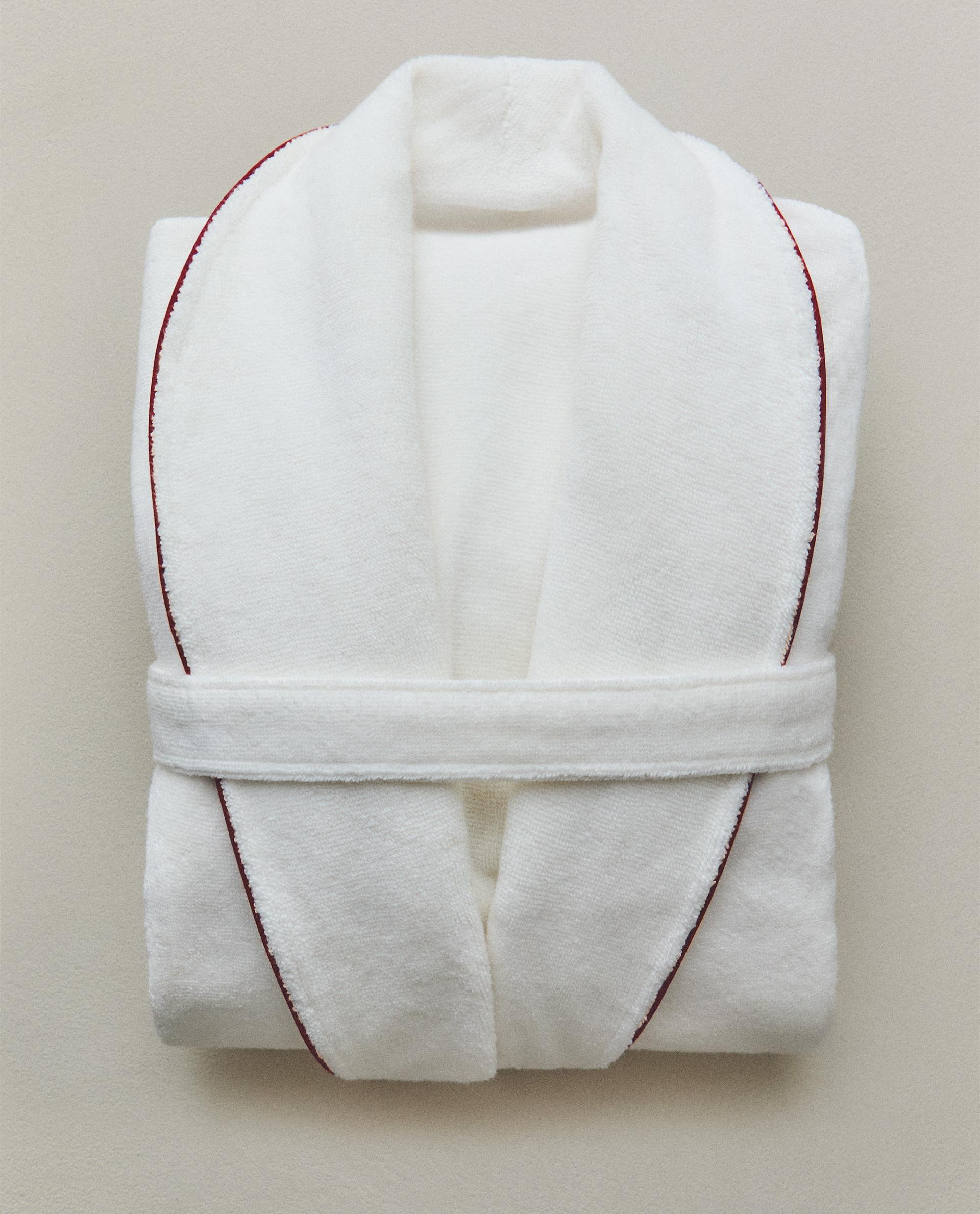 BATHROBE WITH PIPING (400 GXM²) BATHROBE WITH PIPING (400 GXM²)