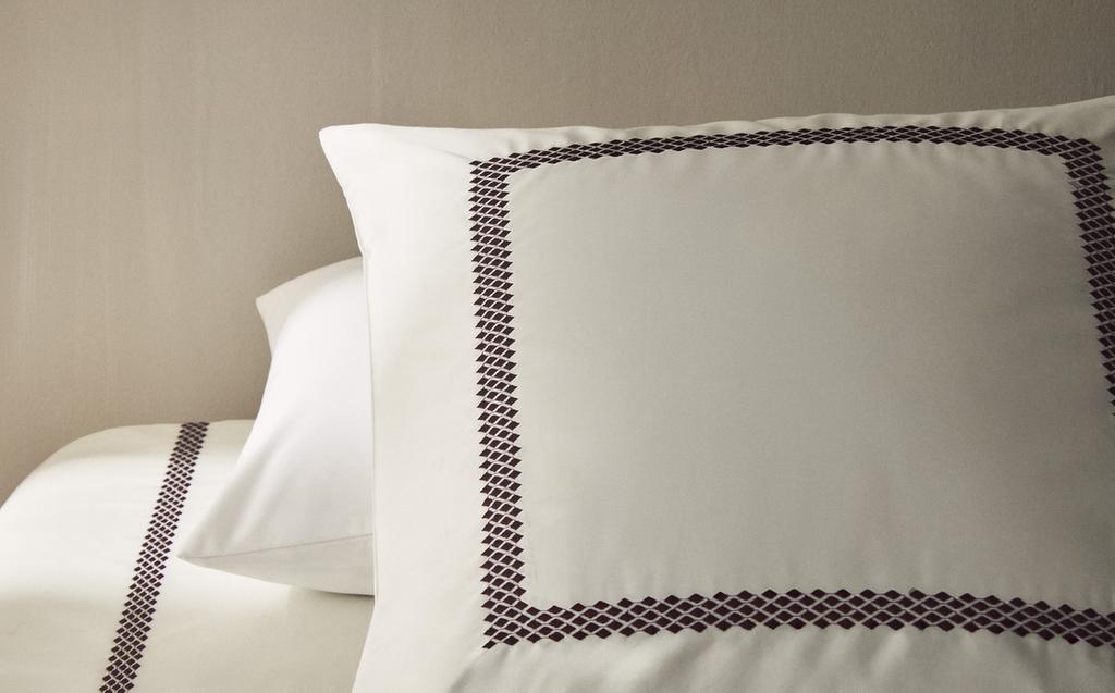 TAIE D’OREILLER SATIN BRODÉ GÉOMÉTRIQUE TAIE D’OREILLER SATIN BRODÉ GÉOMÉTRIQUE