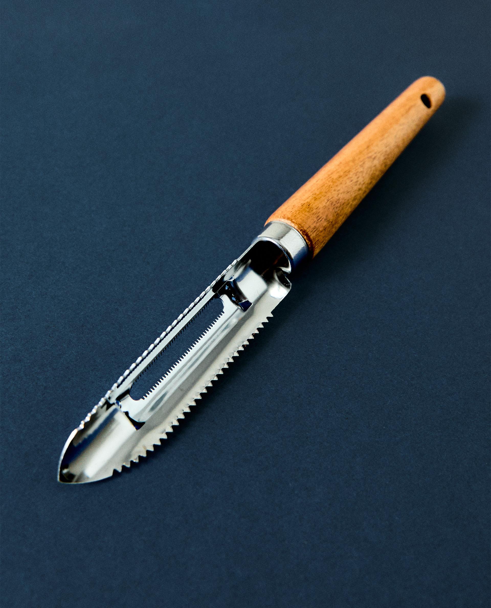 KITCHEN PEELER WITH WOODEN HANDLE