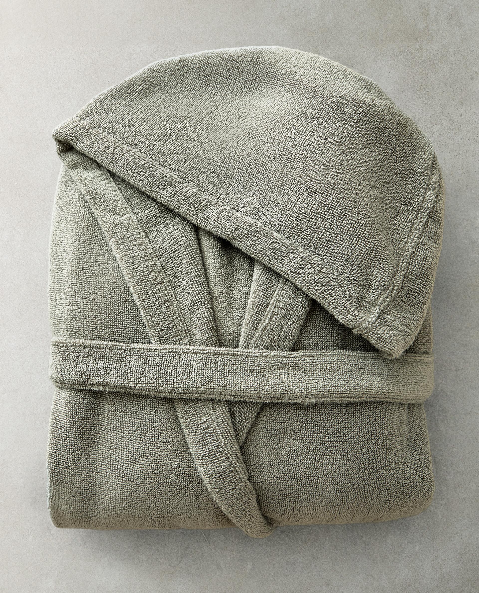 EXTRA SOFT HOODED BATHROBE (380 GXM²) | Zara Home United