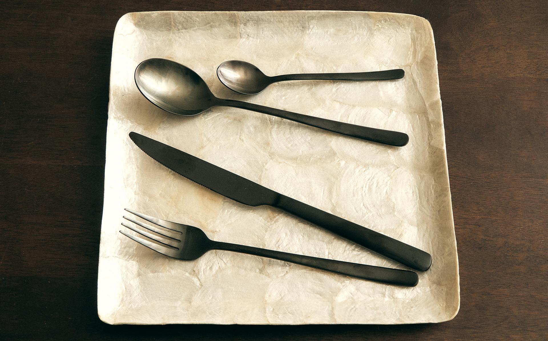 ENSEMBLE COUVERTS ACIER NOIR (SET DE 4)