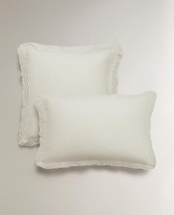 COTTON CUSHION COVER WITH EMBROIDERED RUFFLE TRIM COTTON CUSHION COVER WITH EMBROIDERED RUFFLE TRIM