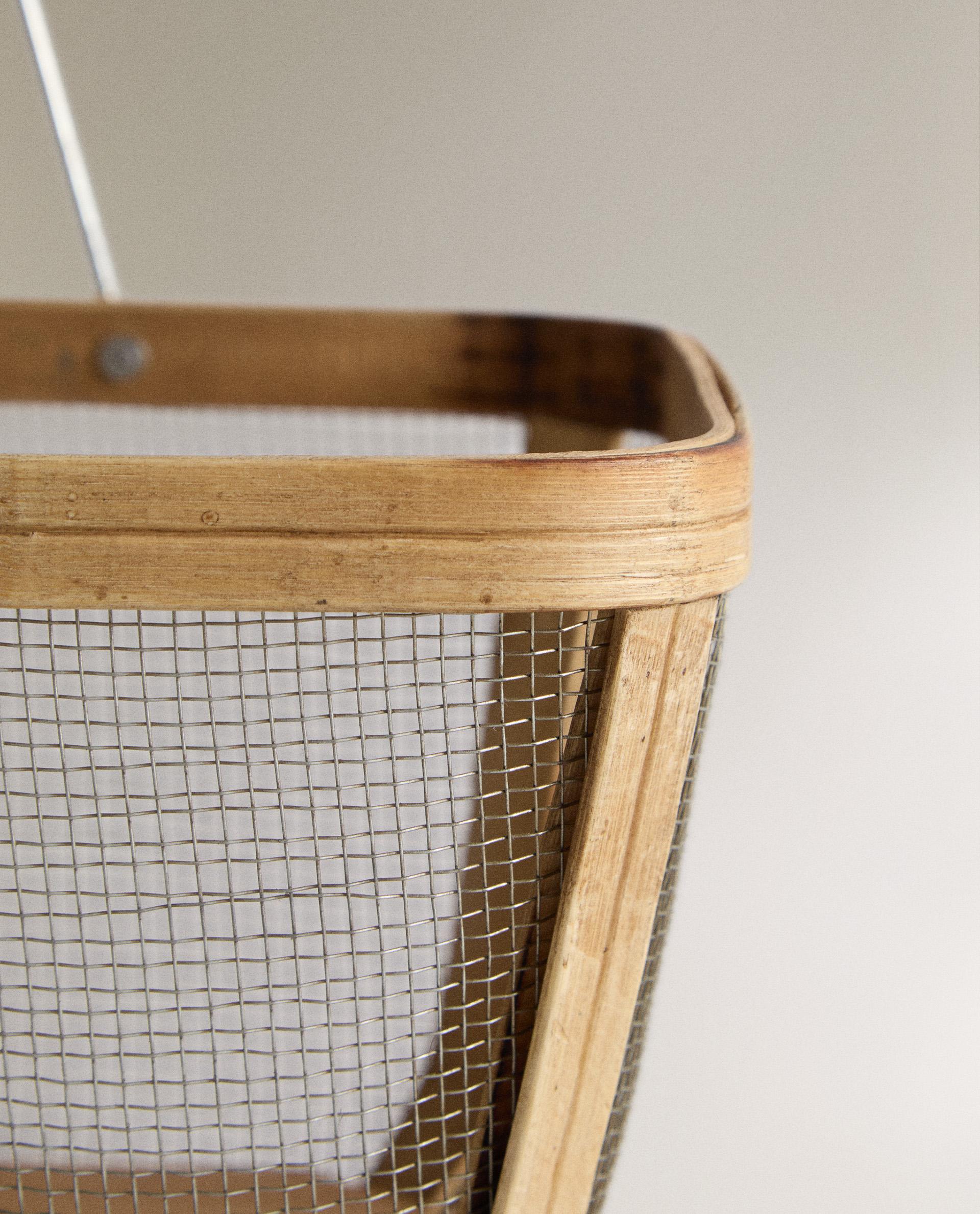 BASKET WITH WOODEN HANDLE AND METAL