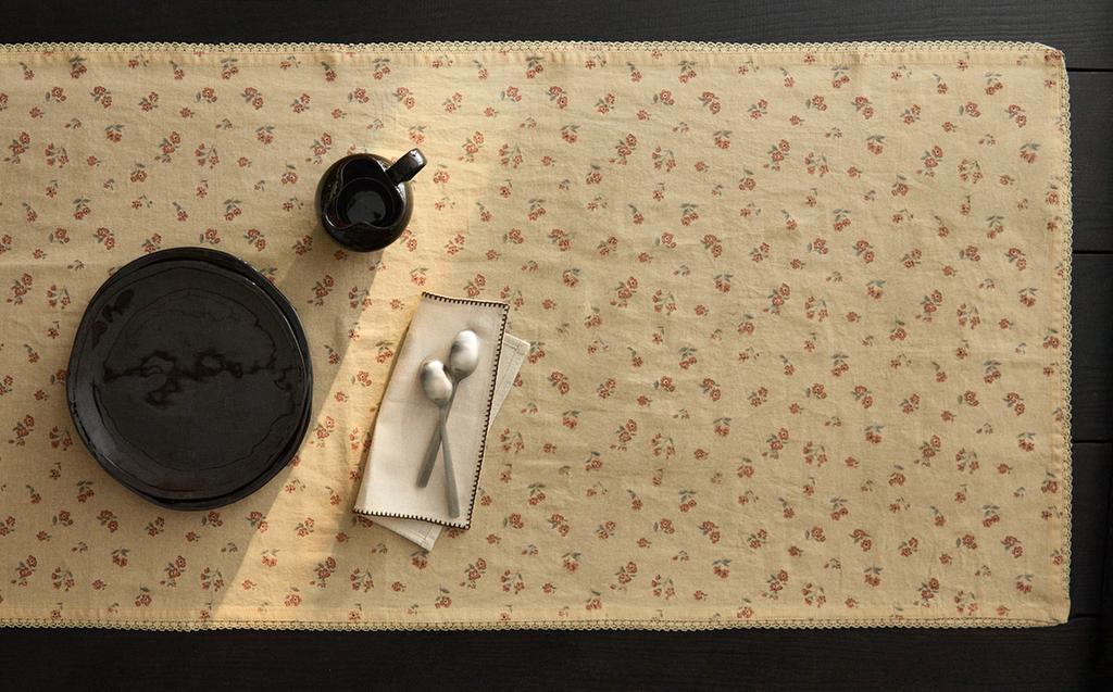 CHEMIN DE TABLE FLEURS SAUVAGES AVEC DENTELLE