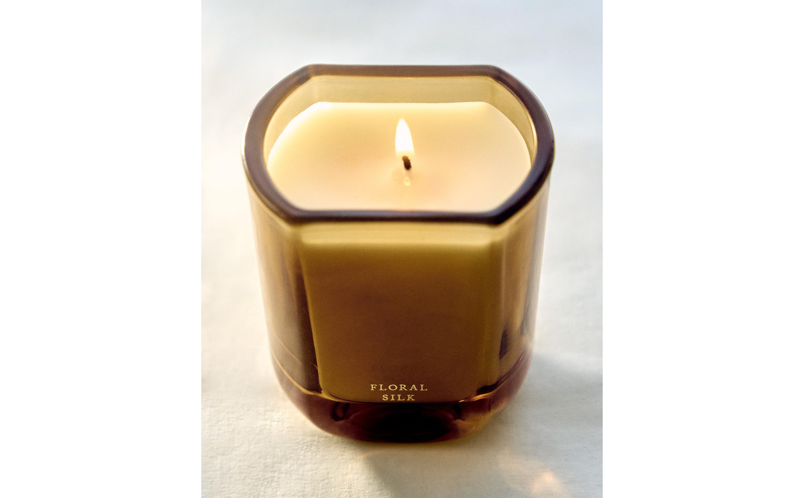 (220 G) FLORAL SILK SCENTED CANDLE product thumbnail 7