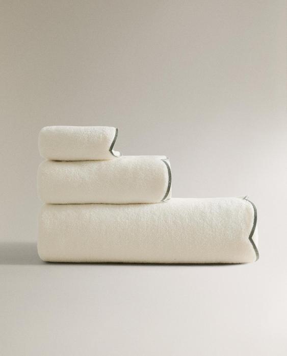 BATH TOWEL WITH SCALLOPED EDGE