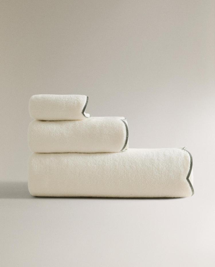 منشفة حمام بحافة متموجة