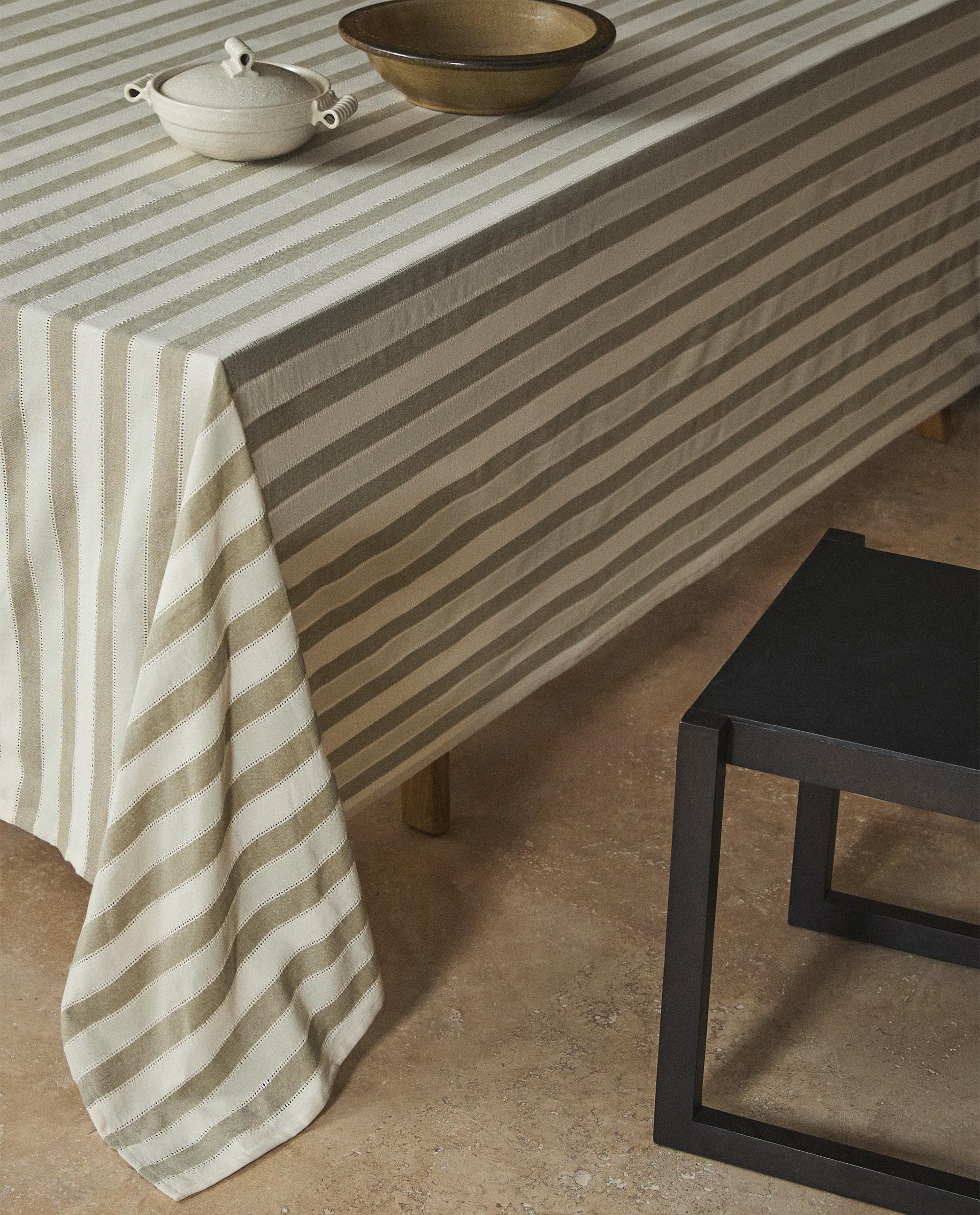 フリンジとエンブロイダリーのテーブルクロス | Zara Home 日本/Japan