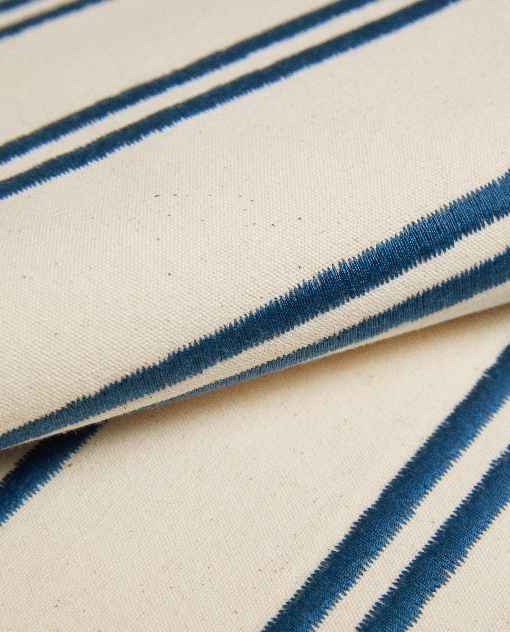 PLACEMAT WITH EMBROIDERED STRIPES product thumbnail 2