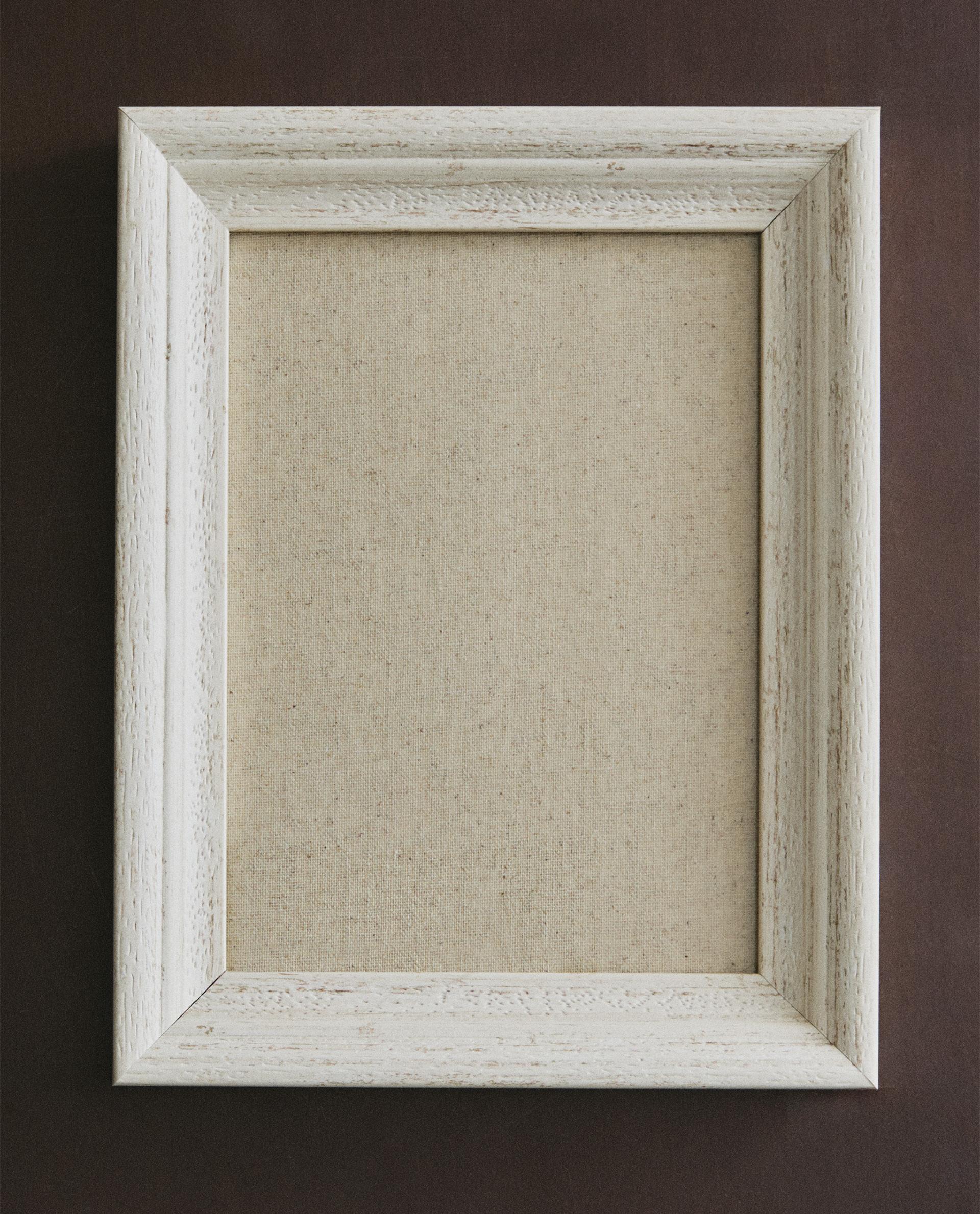 WOODEN PICTURE FRAME
