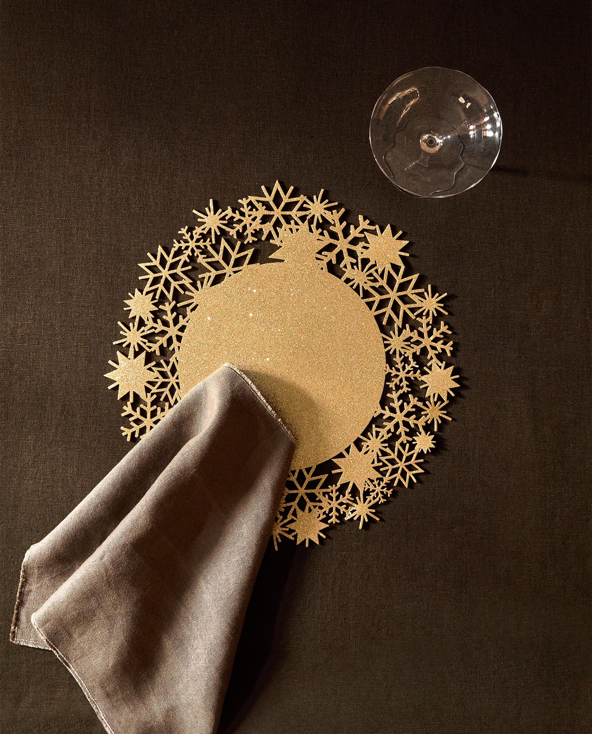 CHRISTMAS SNOWFLAKE PLACEMAT