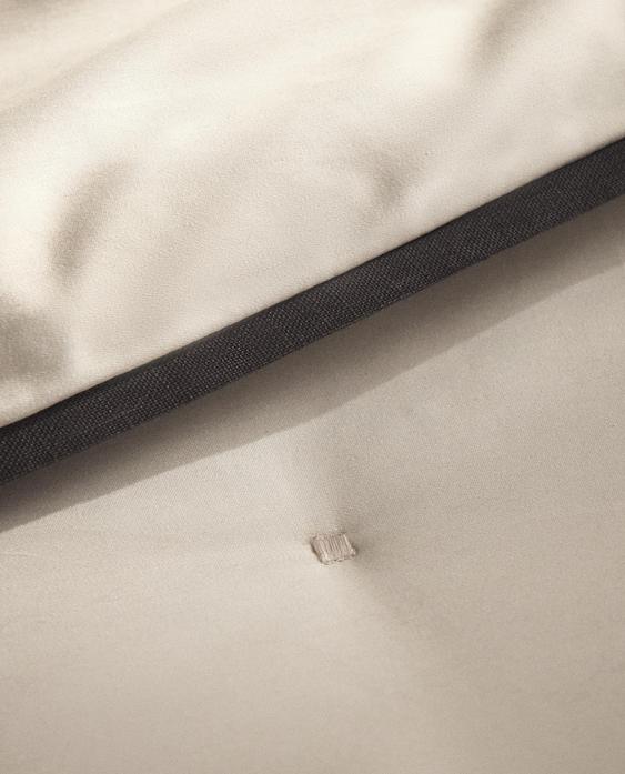 SATIN-LEINEN-TAGESDECKE MIT PUNKTEN