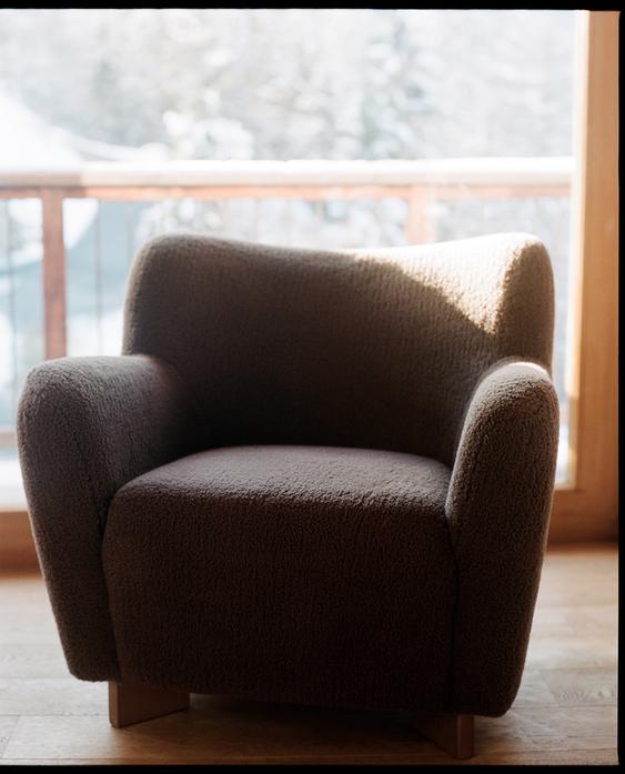 FAUX SHEARLING ARMCHAIR WITH ARMRESTS