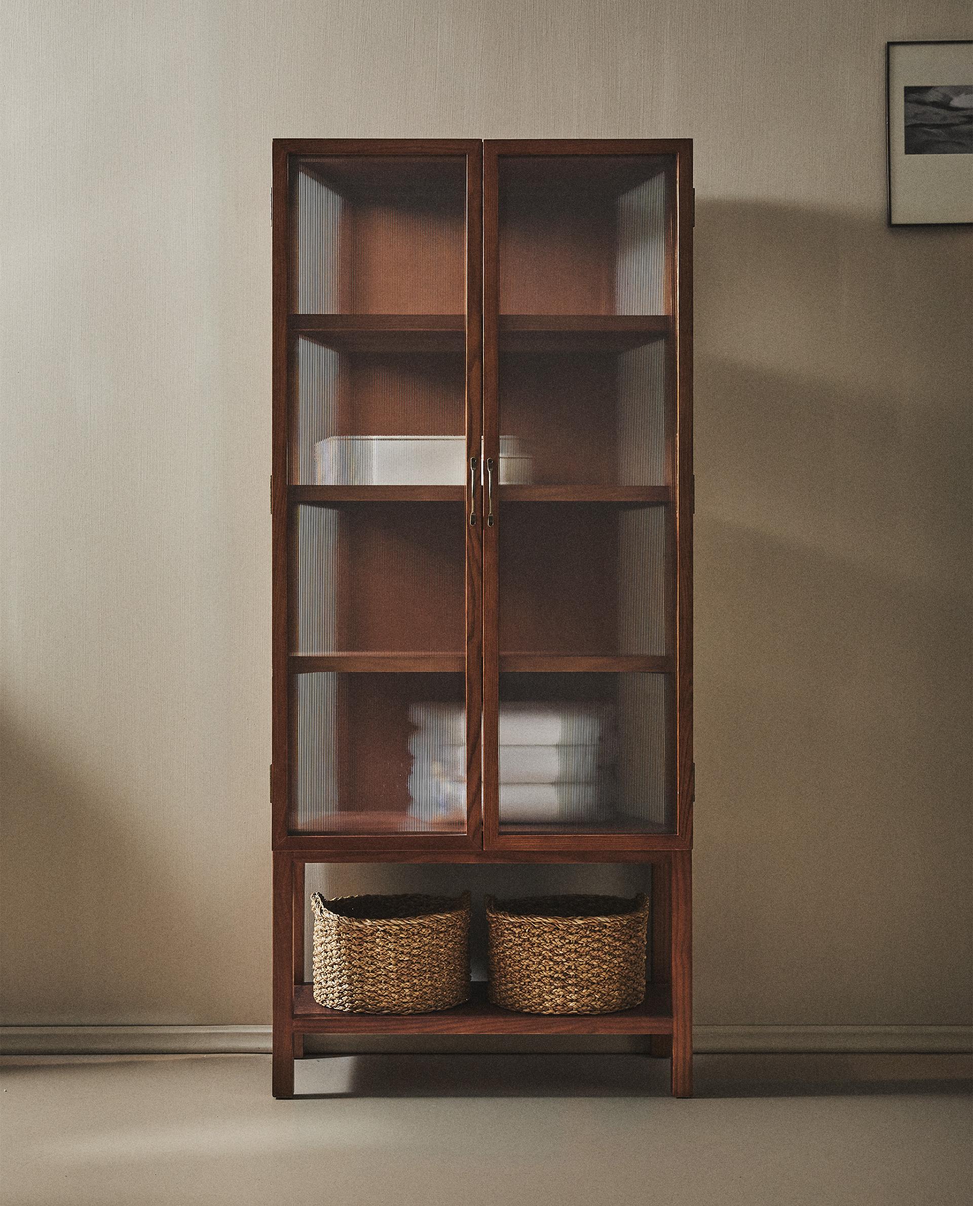 SIDOBORD I ASKTRÄ MED GLASDÖRRAR SIDOBORD I ASKTRÄ MED GLASDÖRRAR