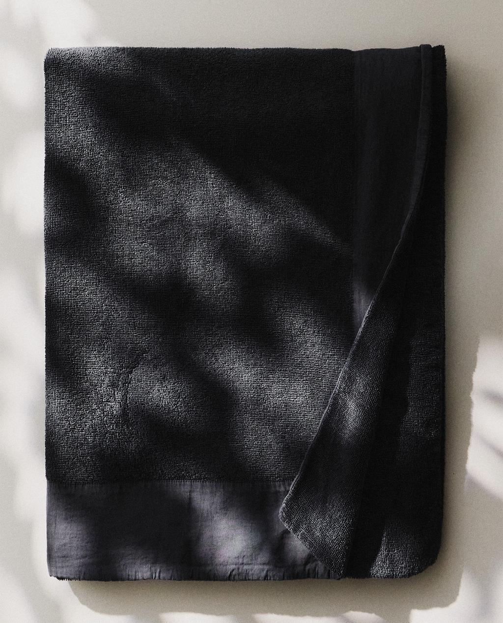 منشفة شاطئ بملامس متباينة