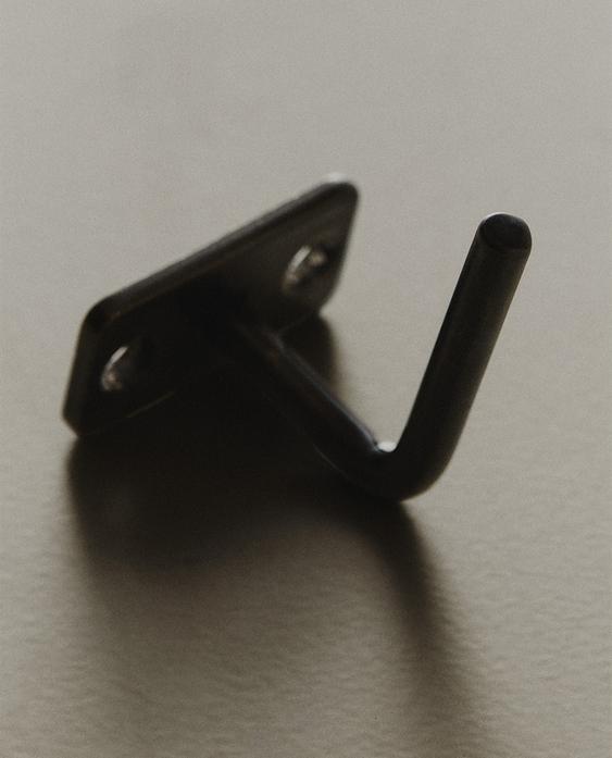 KLEINE DONKERE METALEN HAKEN (2-PACK)