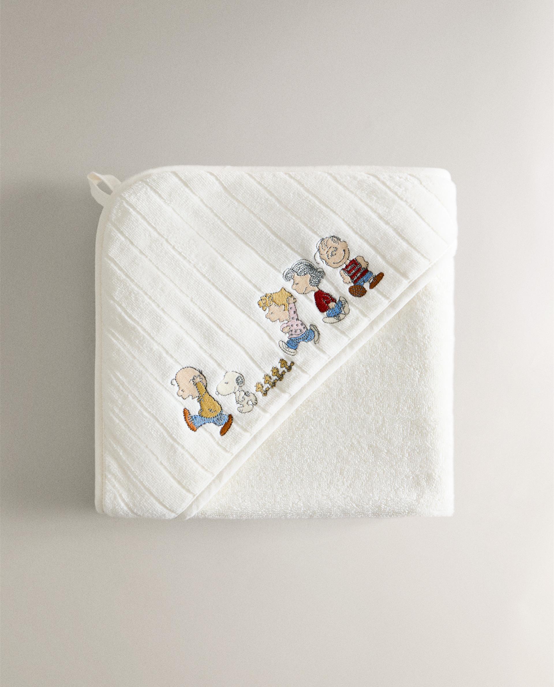 CHILDREN'S PEANUTS™ HOODED TOWEL