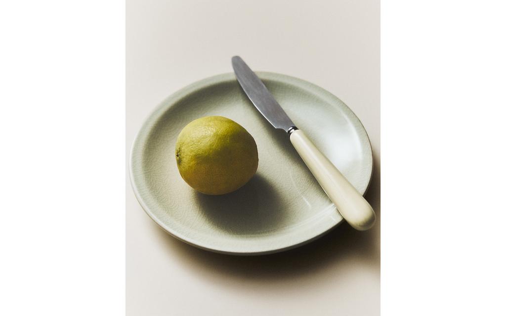 DESSERTTELLER AUS EMAILLIERTEM STEINGUT