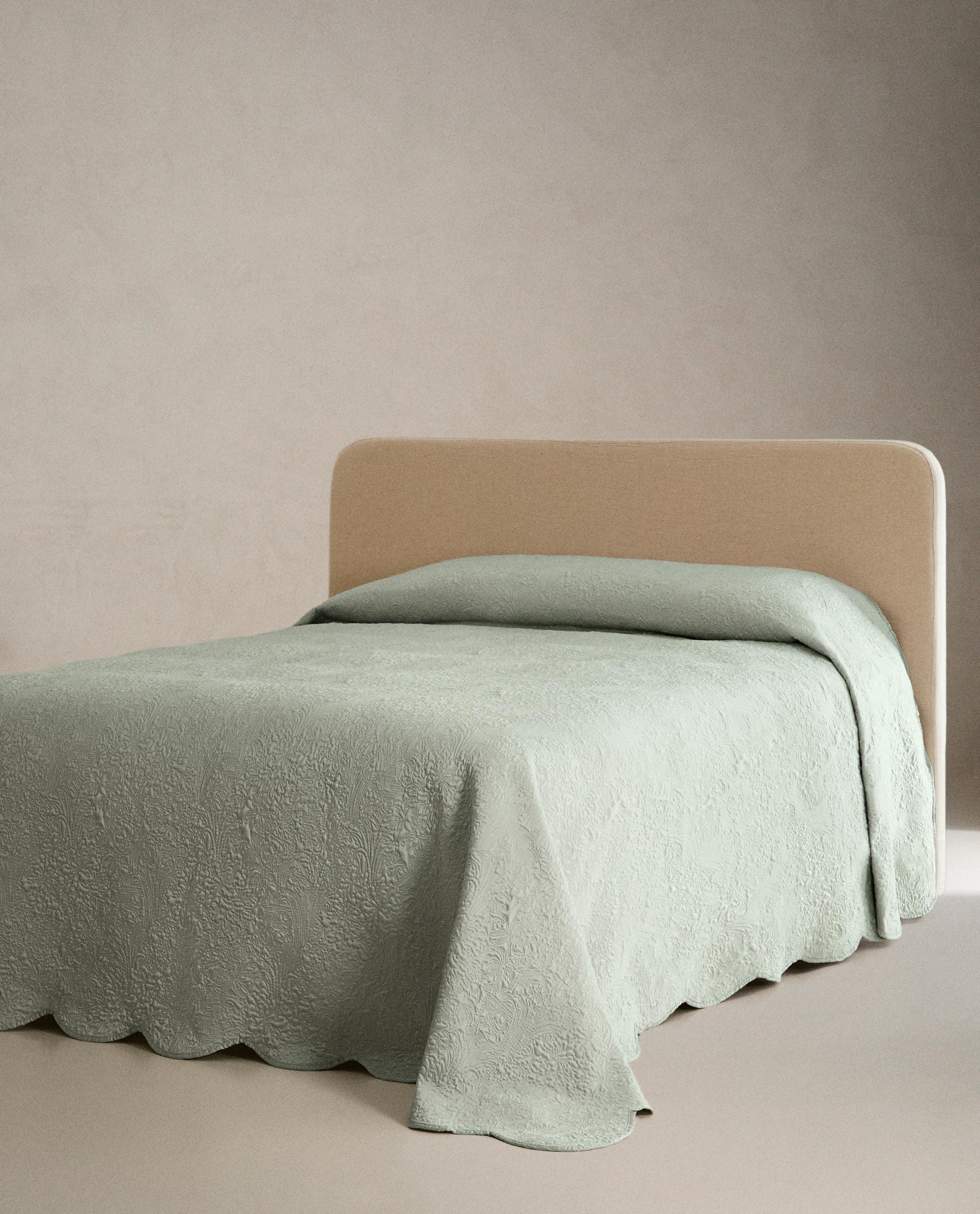 SCALLOPED FLORAL QUILTED BEDSPREAD product thumbnail 13