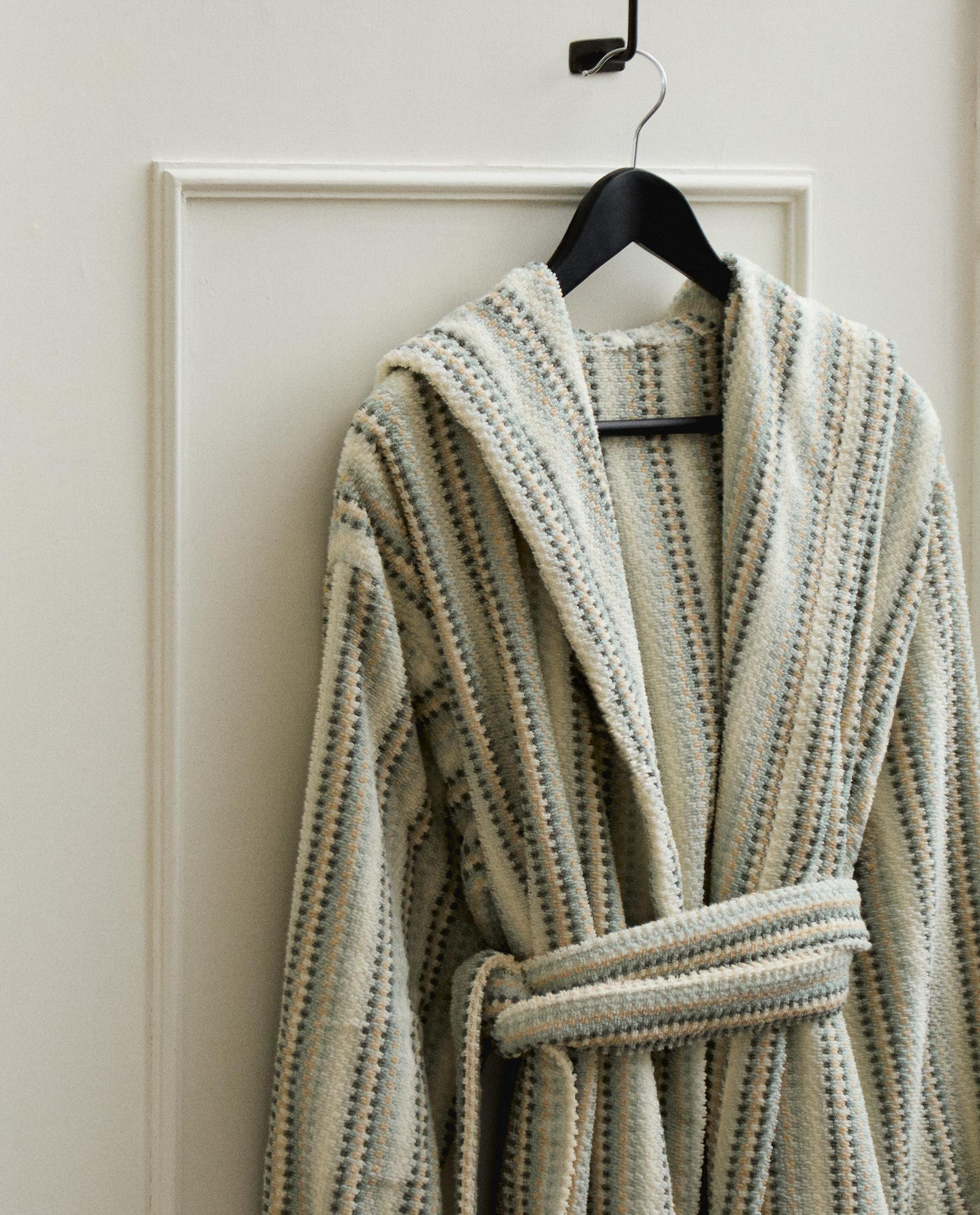 STRIPED HOODED BATHROBE