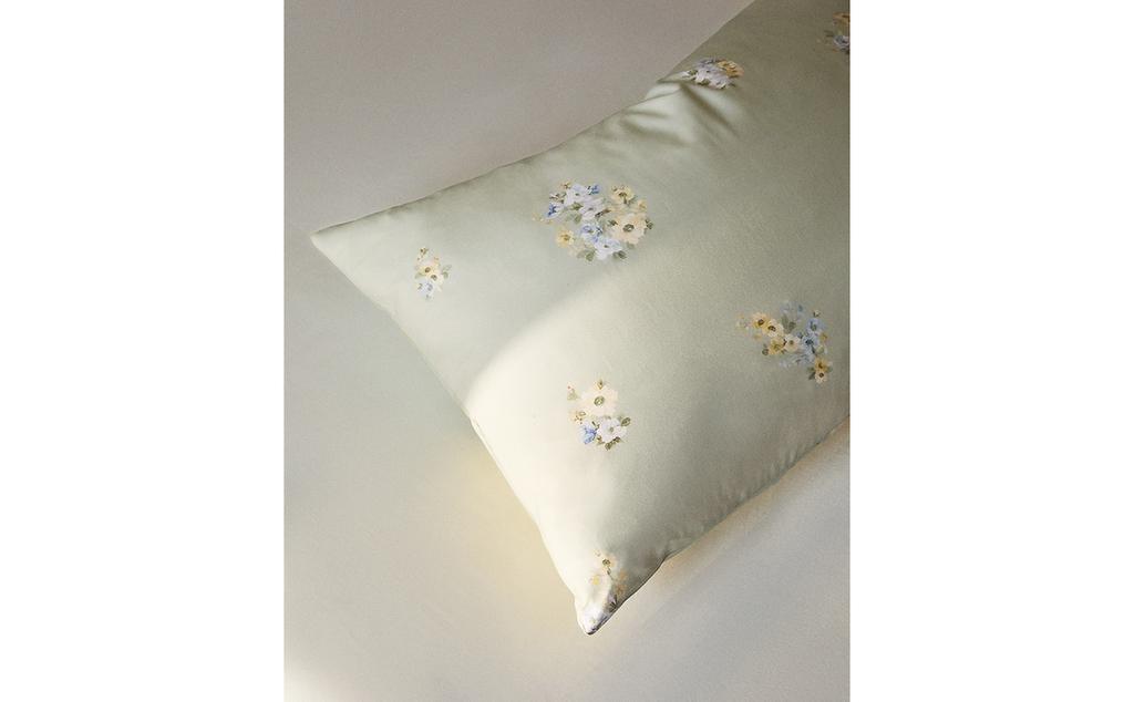 KOPFKISSENBEZUG AUS SATIN MIT WILDEN BLUMEN KOPFKISSENBEZUG AUS SATIN MIT WILDEN BLUMEN