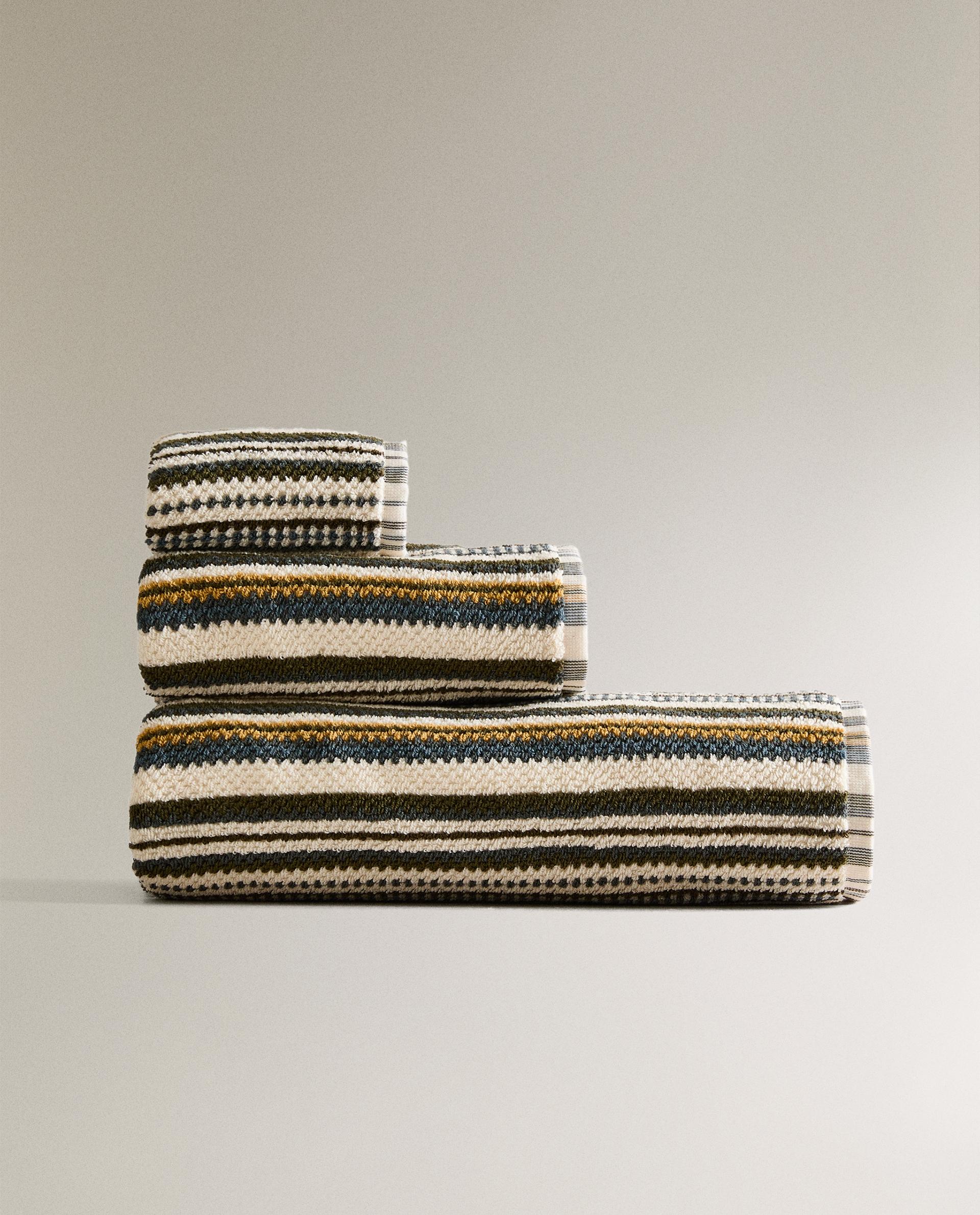 JACQUARD TOWEL WITH DOTS AND STRIPES