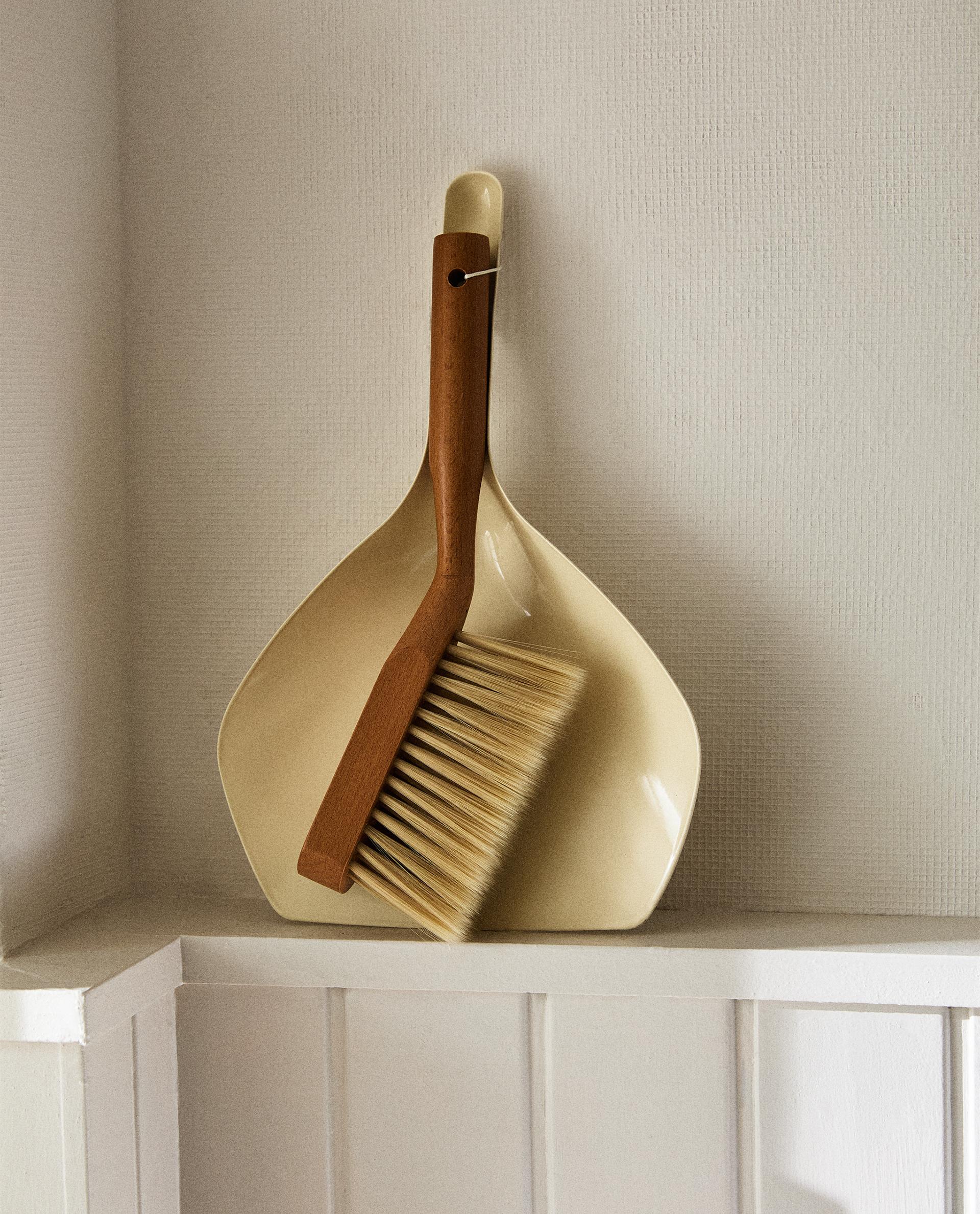 DUSTPAN AND BRUSH SET