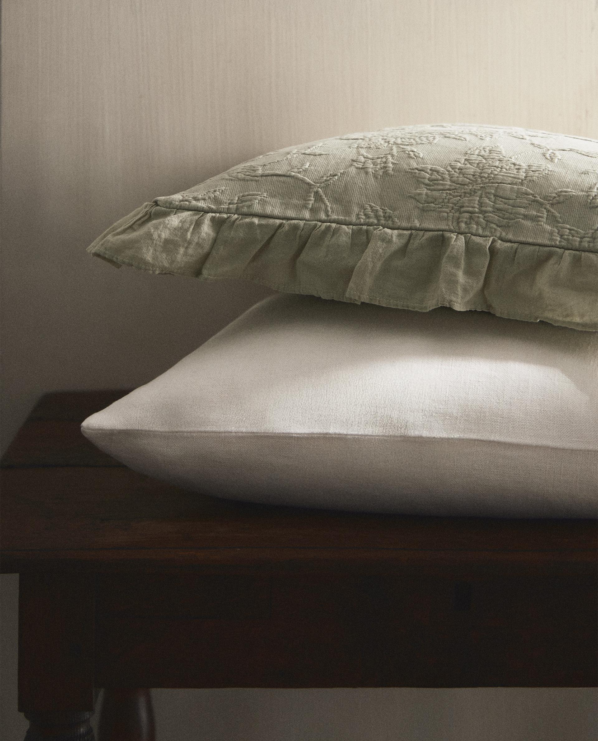 JACQUARD CUSHION COVER WITH RUFFLE JACQUARD CUSHION COVER WITH RUFFLE