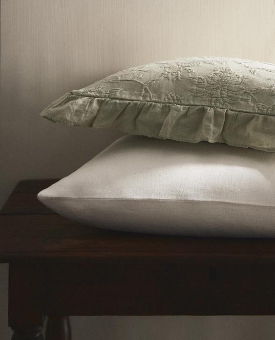 JACQUARD CUSHION COVER WITH RUFFLE JACQUARD CUSHION COVER WITH RUFFLE