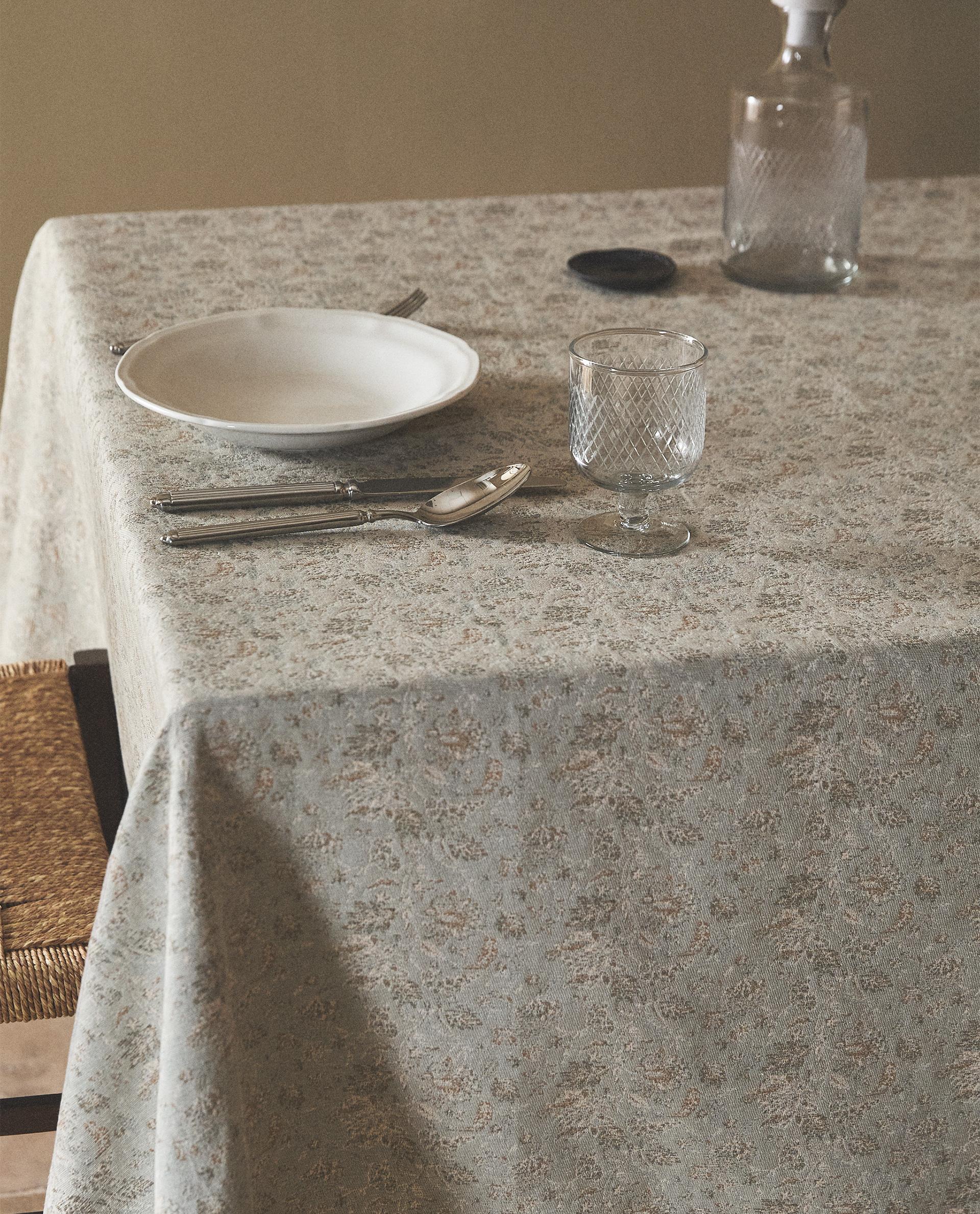 FLORAL JACQUARD TABLECLOTH