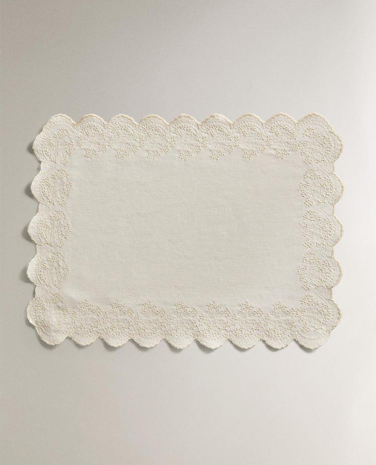 EMBROIDERED BLONDE LACE PLACEMAT