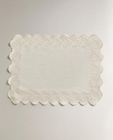 BESTICKTES TISCHSET MIT SPITZE BESTICKTES TISCHSET MIT SPITZE
