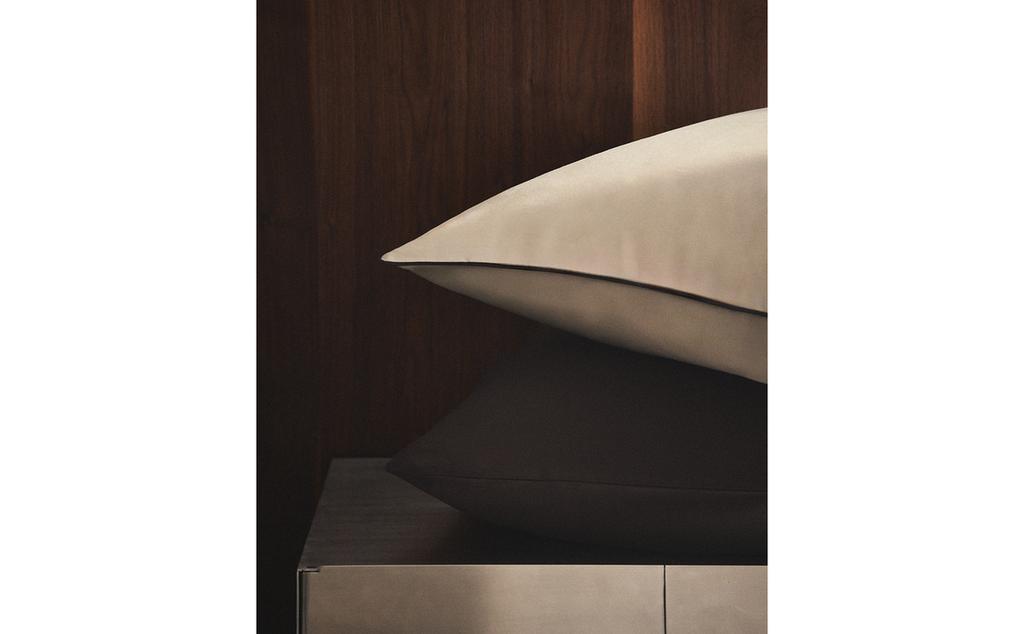 KOPFKISSENBEZUG AUS SATIN MIT BIESE KOPFKISSENBEZUG AUS SATIN MIT BIESE