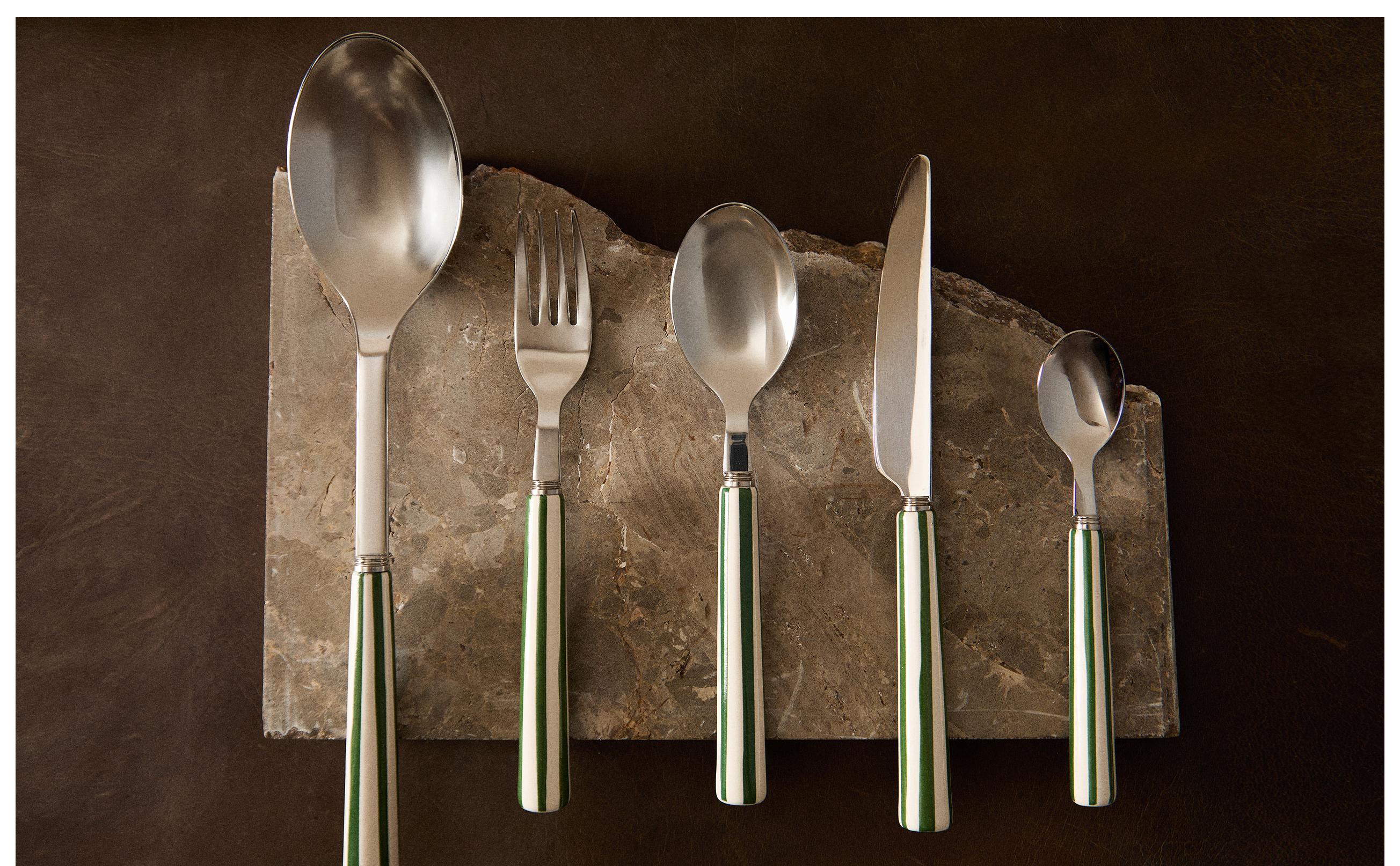 CUTLERY SET WITH CERAMIC HANDLE