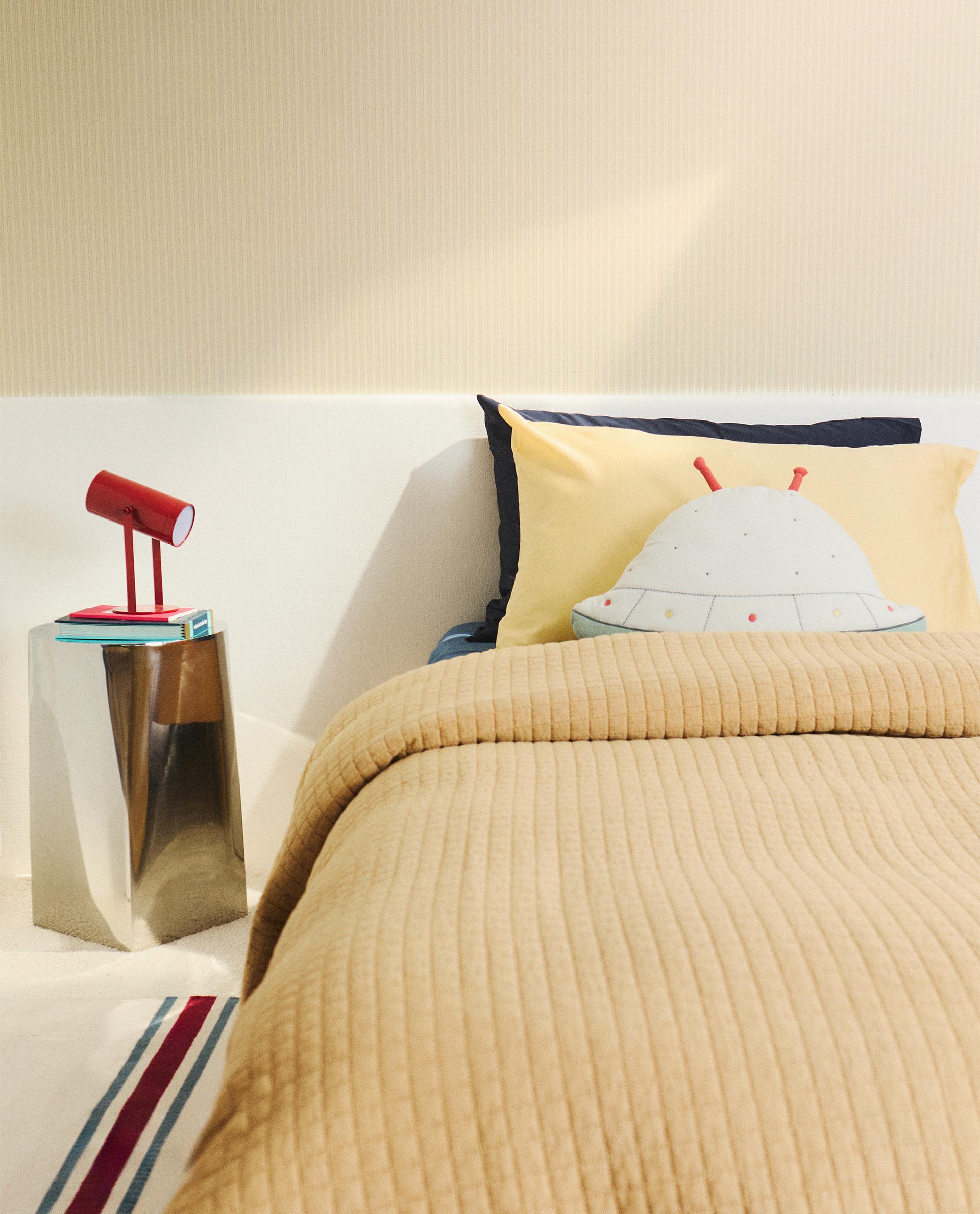 ZARAホーム キルトカバーダブル＆同柄クッションセット ZARAホーム キルトカバーダブル＆同柄クッションセット