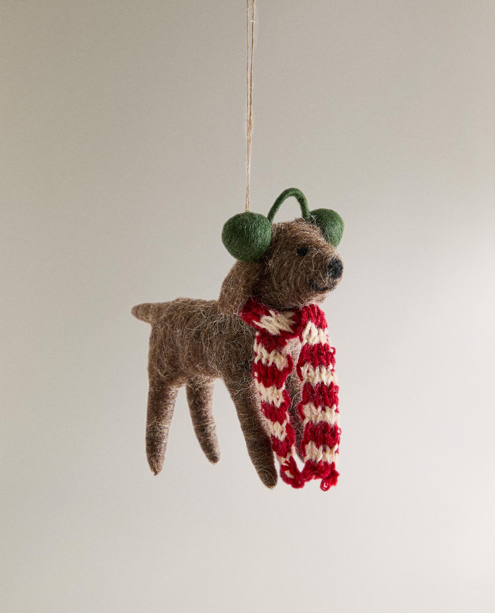 WOLLEN HOND MET SJAAL KERSTBOOMHANGER