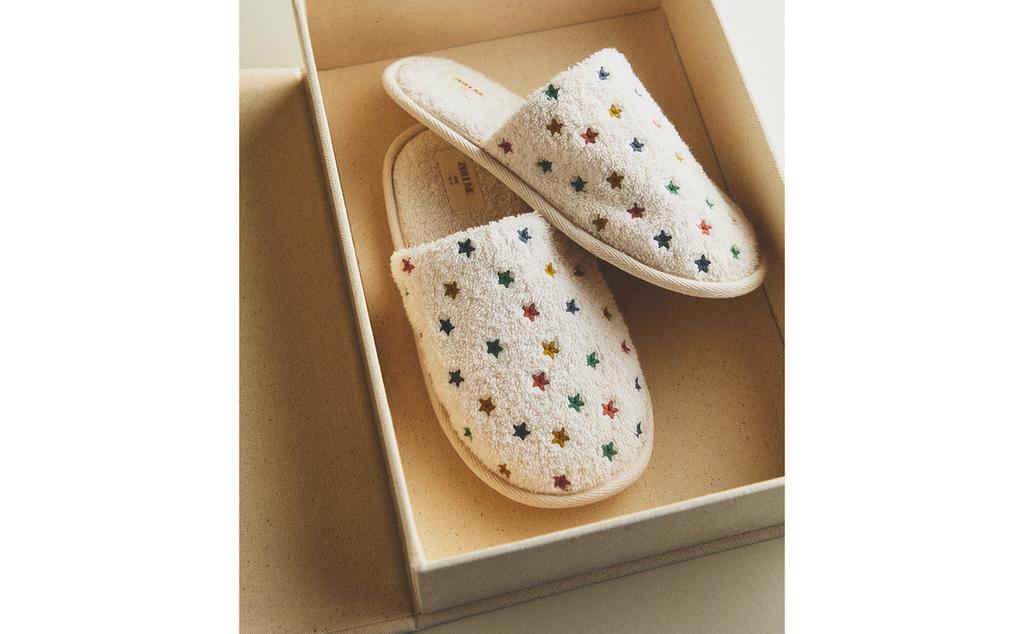 CHAUSSONS OUVERTS À L’ARRIÈRE SERVIETTE DE BAIN ÉTOILES